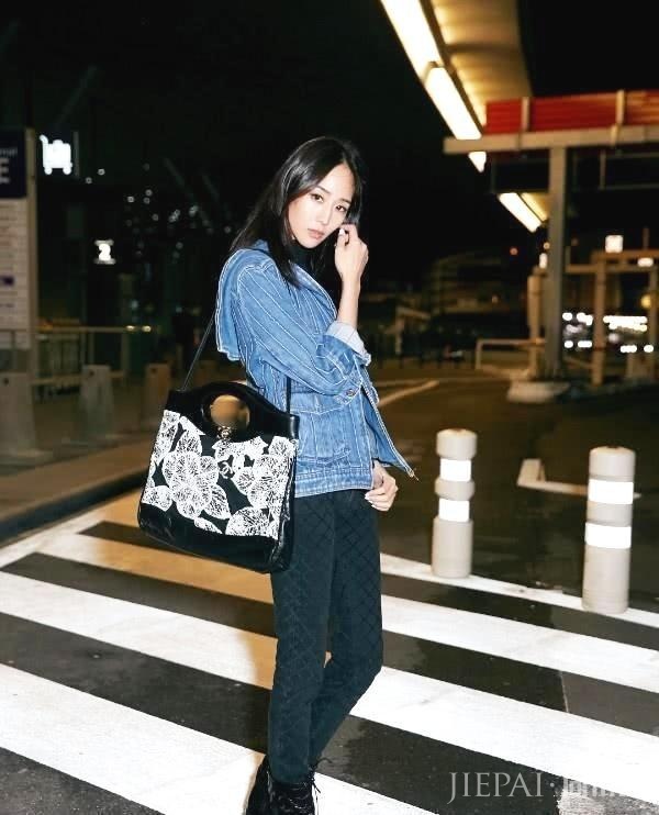 张钧甯身穿条纹牛仔外套, 搭配黑色紧身裤, 长腿女神酷帅有型!